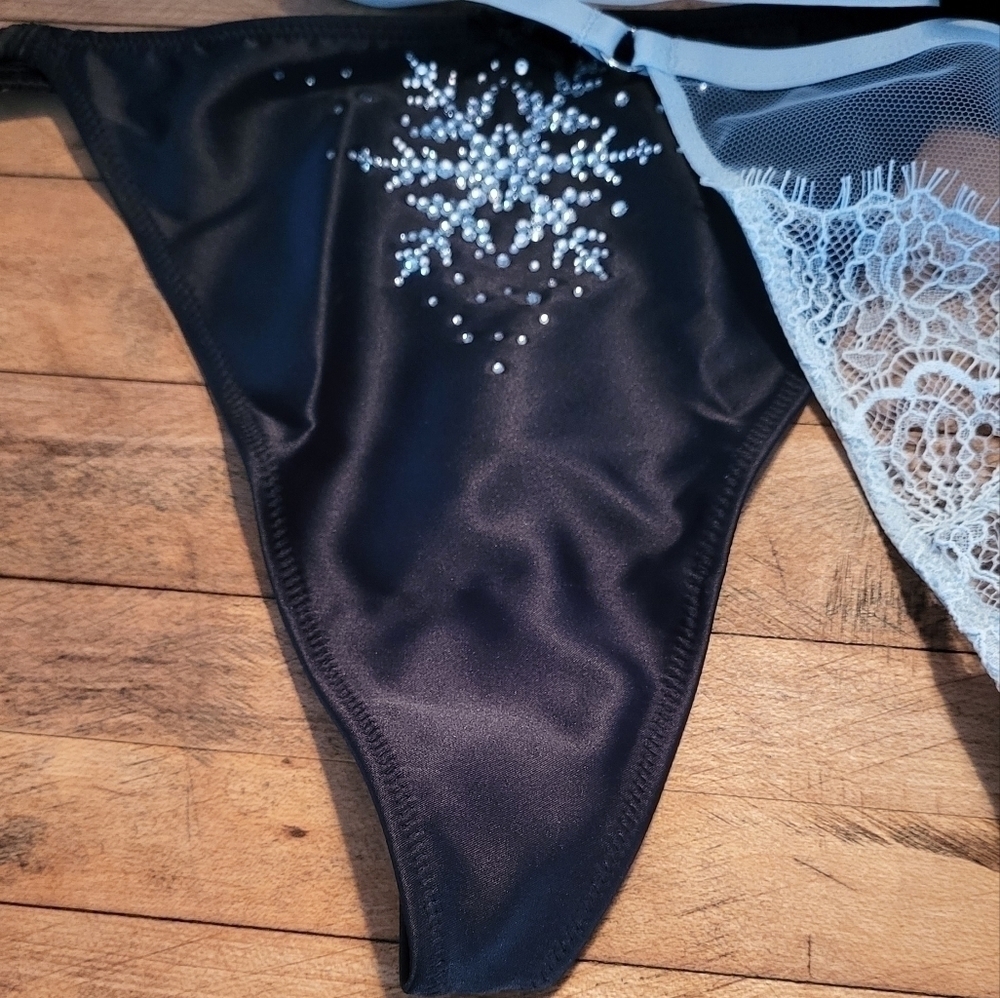 Victoria’s Secret Dream Angels 3-Pack Icy V-String Panties NIB - Picture 6 of 10